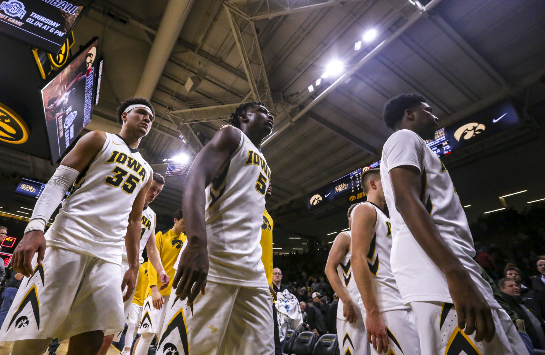 010218-IOWA-BASKETBALL-011